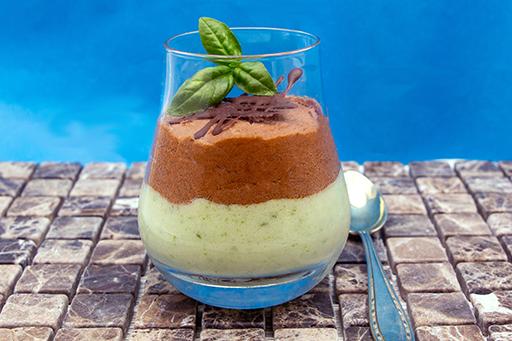 Basilikum-Eis Veganes Basilikum-Eis mit Schokoladen-Eis ergibt mal ein anderes weihnachtliches Dessert.