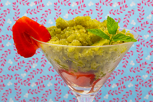Gurken-Eis Veganes Gurken-Eis mit Minze und Ingwer ist herrlich erfrischend und ein leichter Abschluss eines jeden Menüs.