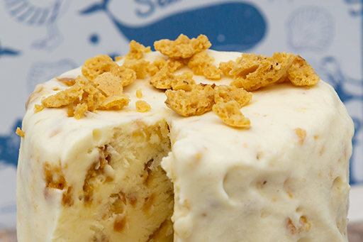 Dieses leckere Amaretto-Parfait könnt ihr einfach im Gefrierfach einfrieren. Amarettini sorgen für einen Crunch-Effekt.
