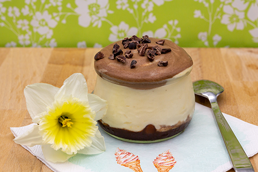 Vanille-Schoko-Parfait Mein Parfait-Rezept kann mit allen möglichen Geschmacksrichtungen aromatisiert werden. Hier seht ihr eine Kombination aus Schokoladensoße, Vanille- und Schoko-Parfait mit Kakaosplittern.