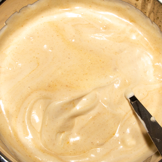 En la mezcla de helado terminada, se pueden ver las especias speculoos como puntos marrones.