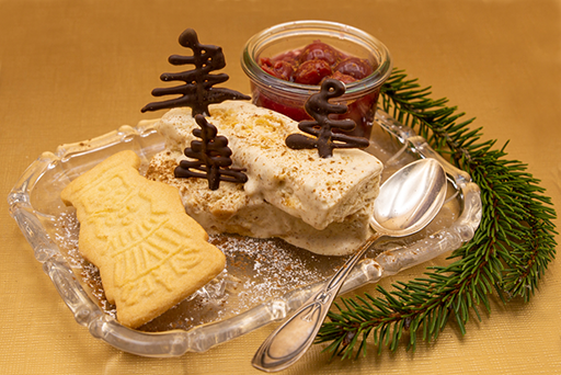 Spekulatius-Parfait Spekulatius-Parfait mit heißen Kirschen, Schokobäumen und Spekulatiuskeks.