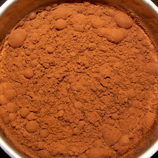 Cocoa is difficult to dissolve in milk at first. But with a whisk you quickly have a homogeneous liquid.