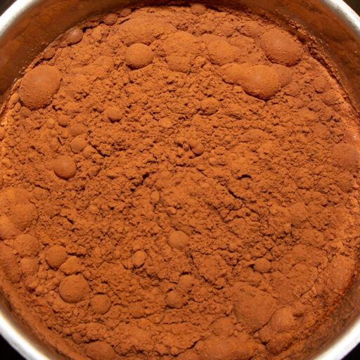 Schokoladen-Eis ohne Zucker Kakao löst sich erst einmal schwer in Milch. Aber mit einem Schneebesen habt ihr schnell eine homogene Flüssigkeit.