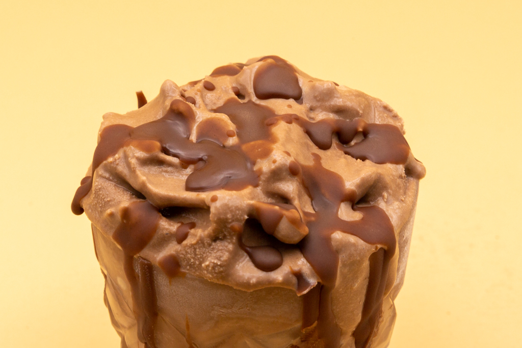 Schokoladen-Eis ohne Zucker Cremiges Schokoladen-Eis mit knackiger Schoko-Sauce. Beides ohne Zucker.