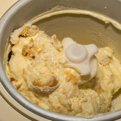 Raffaello-Eis Kurz bevor das Raffaelo-Eis fertig ist, werden die Raffaellos hinzugegeben.