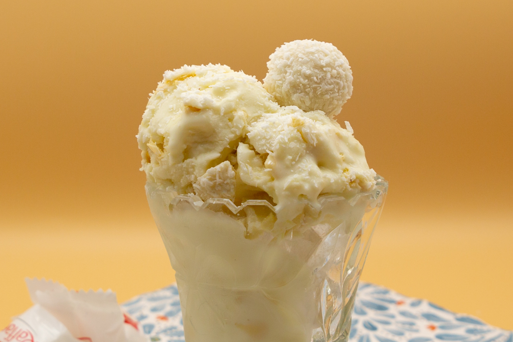 Raffaello-Eis Wenn man noch Raffaellos übrig hat, kann man diese als Dekoration für das Eis benutzen. Kokosraspel machen sich ebenfalls gut.