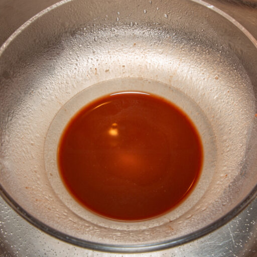 Derretir el aceite de coco al baño maría y añadir el eritritol en polvo y el cacao en polvo.