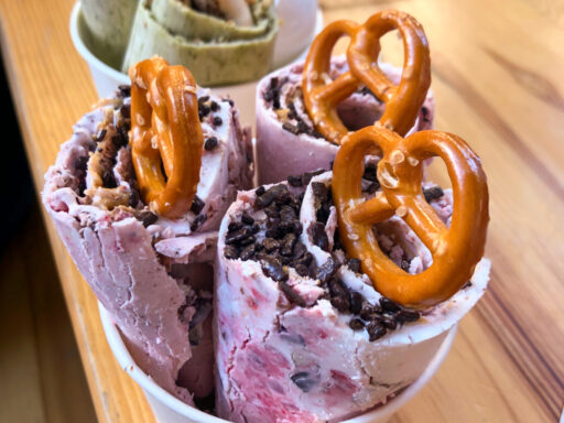 Un helado típico con helado enrollado, como los que se venden en las heladerías de helado enrollado.