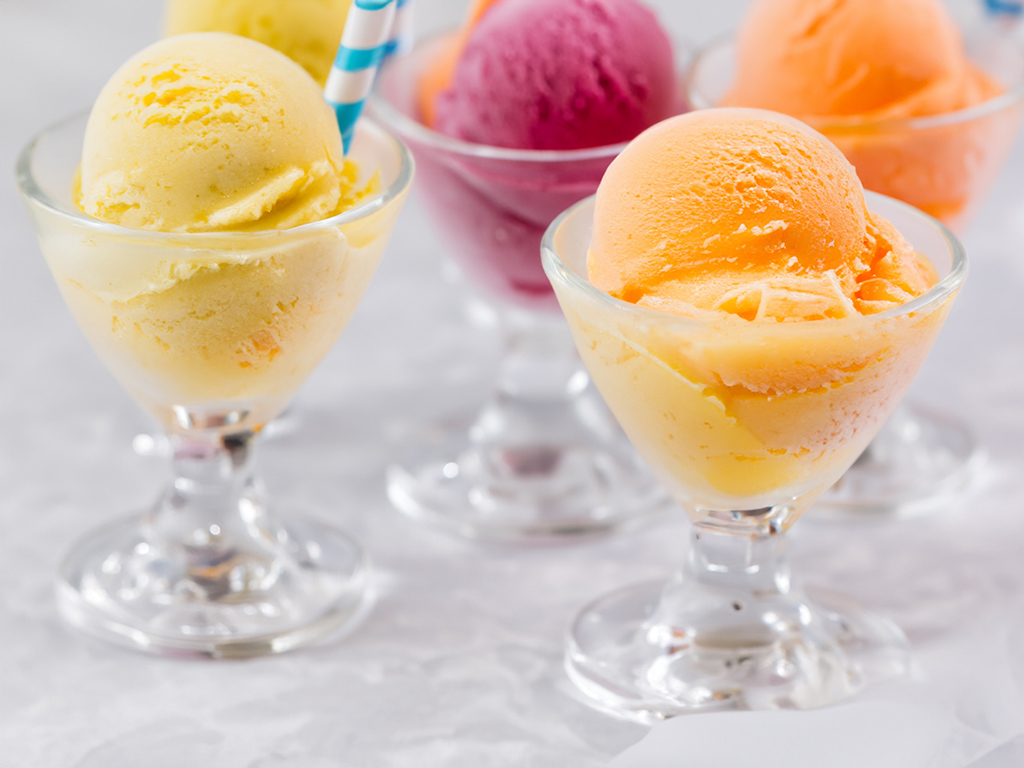 Die Eisbasis ist gut geeignet für Erdbeer-, Himbeer-, Orangen- und Melonen-Sorbet.