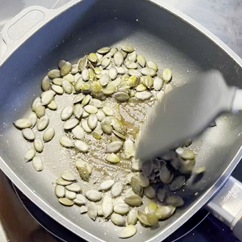 The pumpkin seeds are also caramelized in a pan with sugar.