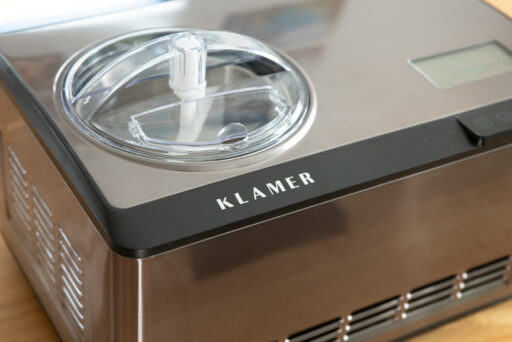 La heladora 2 en 1 Klamer impresiona por su elegante diseño en acero inoxidable.