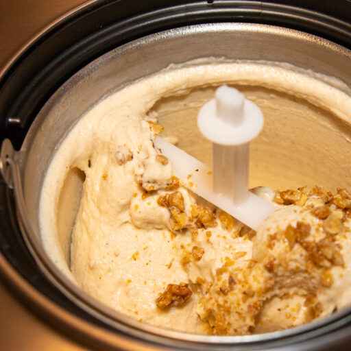 Helado de nueces elaborado en la heladora 2 en 1 de Klamer. Puede verse claramente el borde relativamente grueso del helado debido a la mayor distancia entre el brazo mezclador y el borde del recipiente.